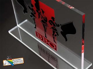 Gravure in  plexiglasplaat met voet gepolijst